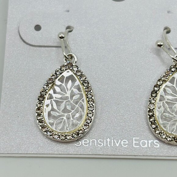 Lori’s Gifts Silver Teardrop Earrings Filigree Rhinestone Dangle NWT Sensitive - Picture 2 of 5